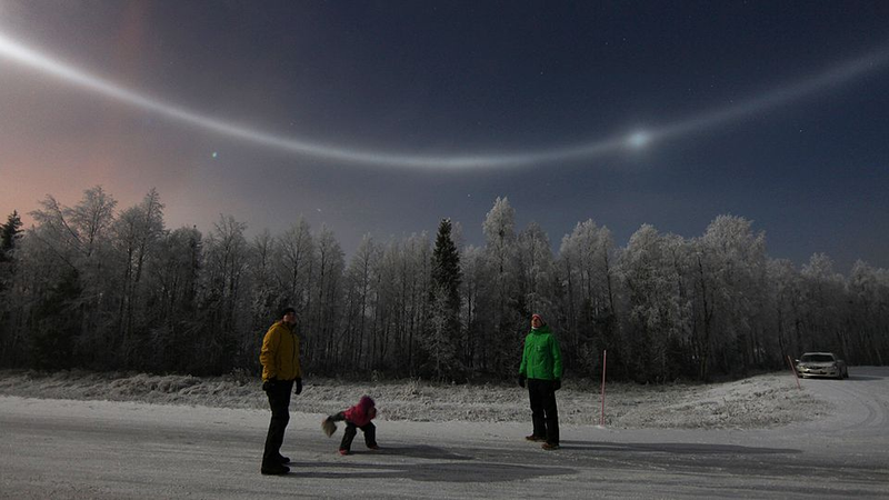 Illustration for article titled These incredible sky lights look like alien spaceships coming to Earth